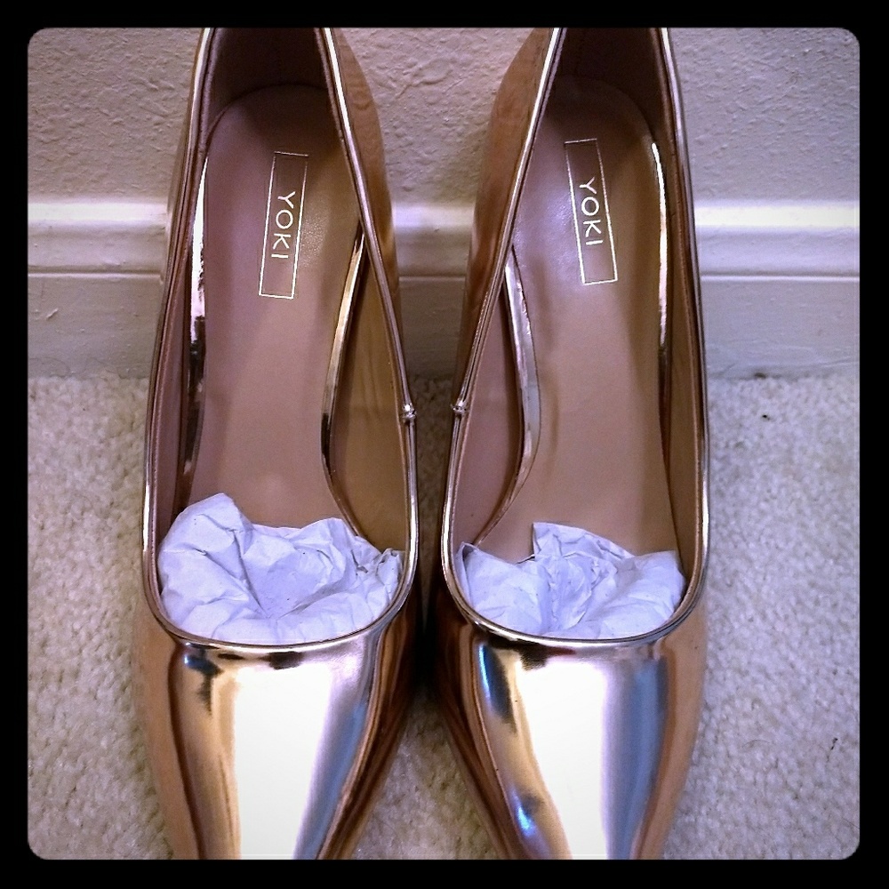 Beautiful Rose Gold Heels. 🎁🎁Entire closet 4/$30🎁🎁